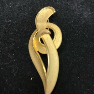 109 Vintage Abstract Gold-Tone Brooch